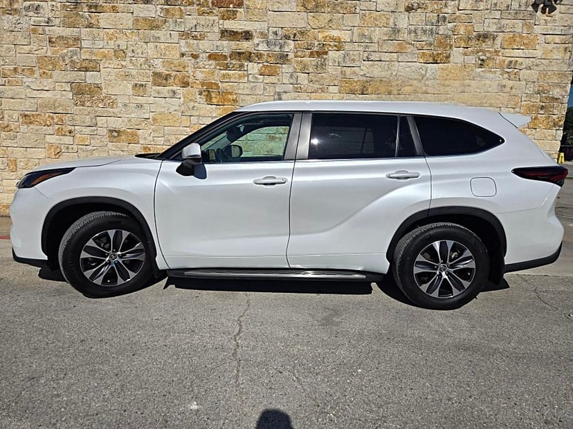 2024 Toyota Highlander - Image 2