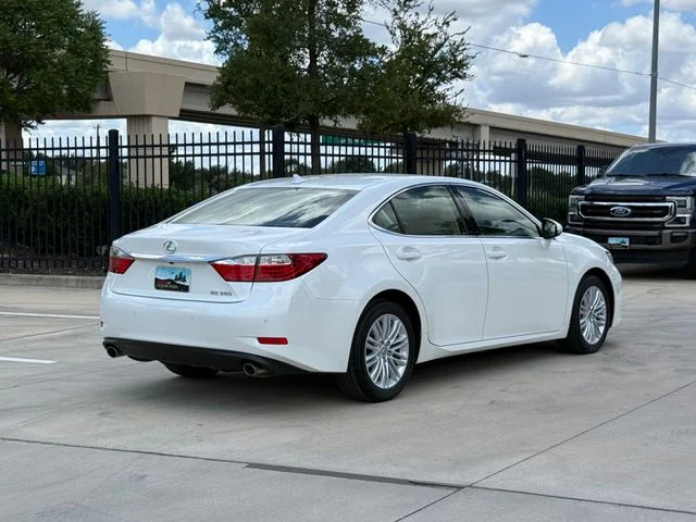 2014 Lexus ES - Image 2