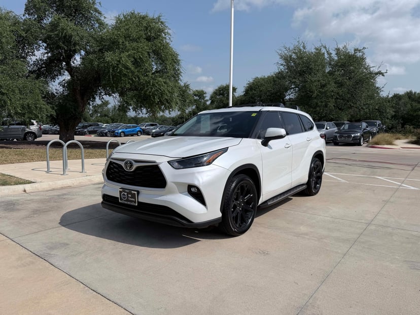 2022 Toyota Highlander - Image 1