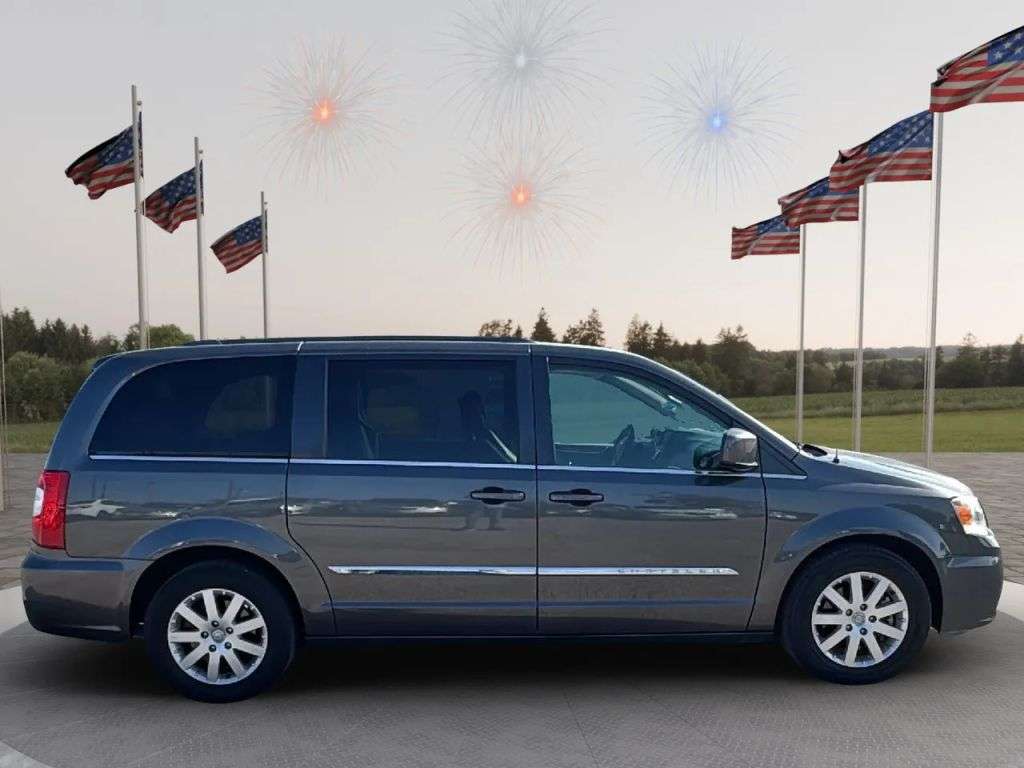2016 Chrysler Town and Country - Image 1