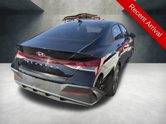 2025 Hyundai Elantra - Image 3