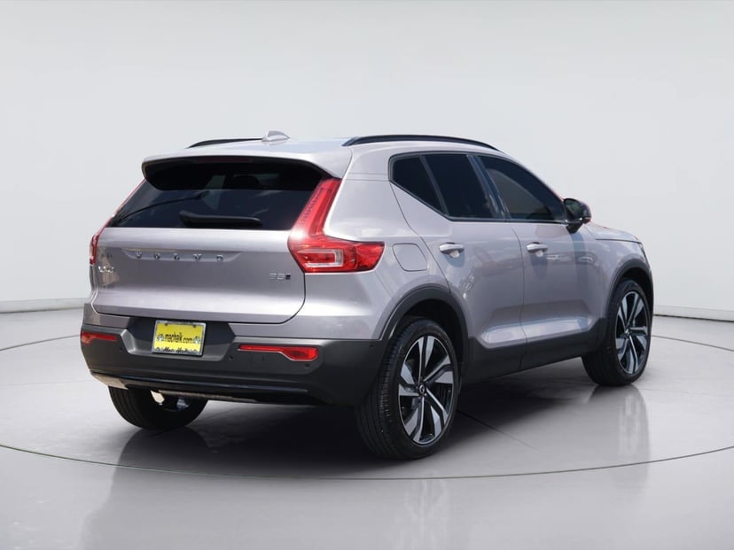 2026 Volvo XC40 - Image 3