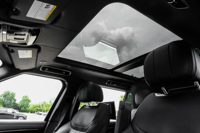 2023 Land Rover Range Rover - Image 3