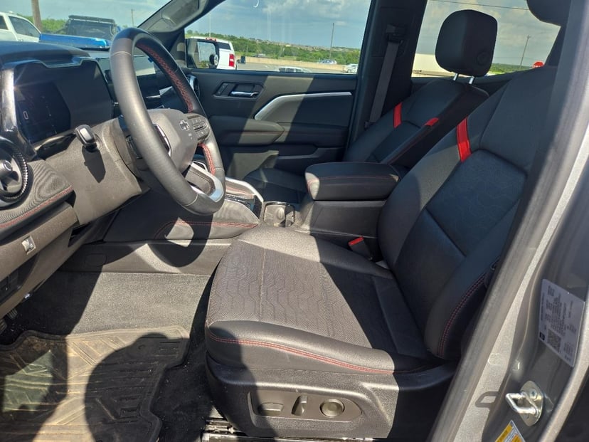 2023 Chevrolet Colorado - Image 3