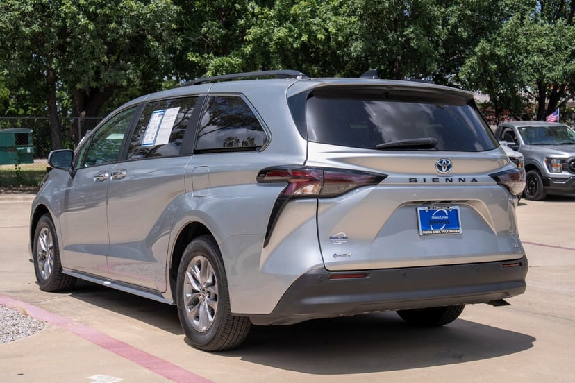 2025 Toyota Sienna - Image 3