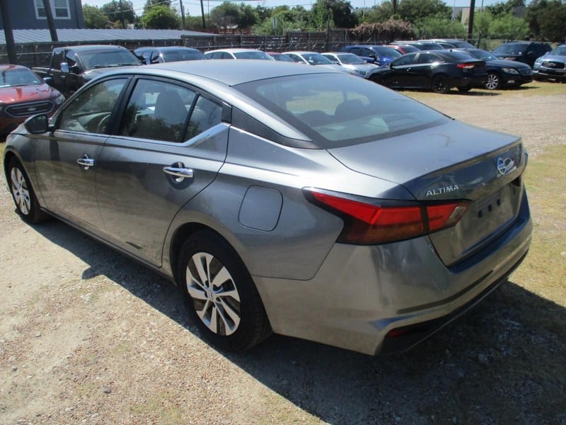 2022 Nissan Altima - Image 3