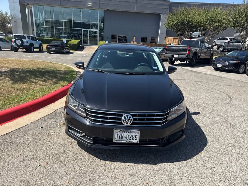 2017 Volkswagen Passat - Image 2