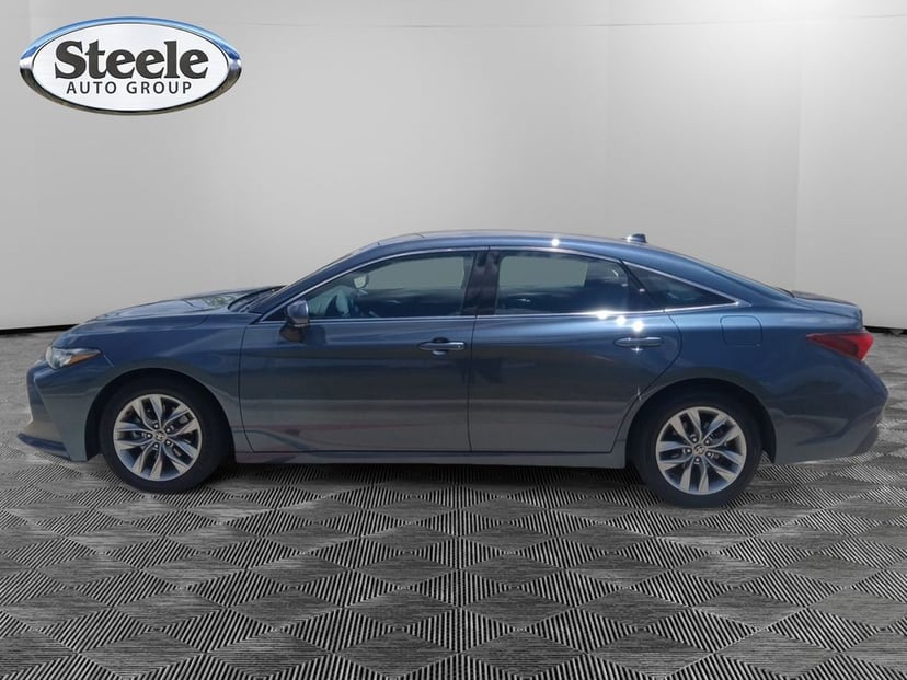 2022 Toyota Avalon - Image 2