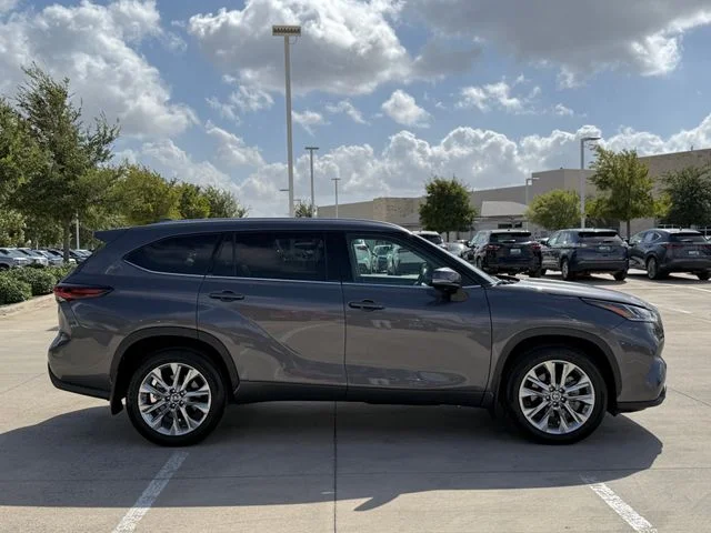 2024 Toyota Highlander - Image 3