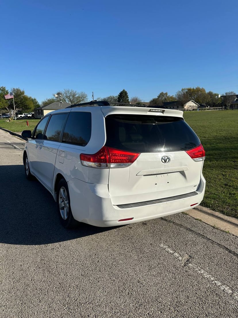 2012 Toyota Sienna - Image 3