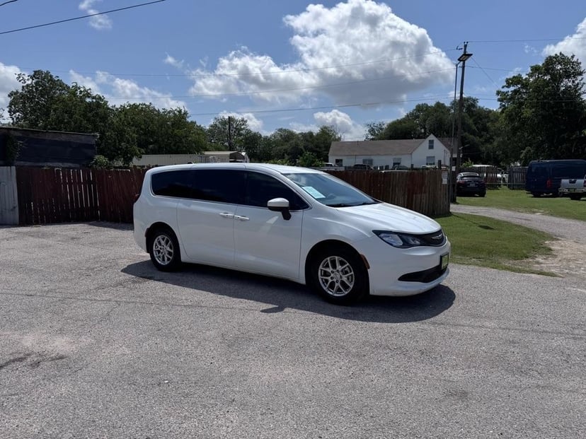2022 Chrysler Voyager - Image 1