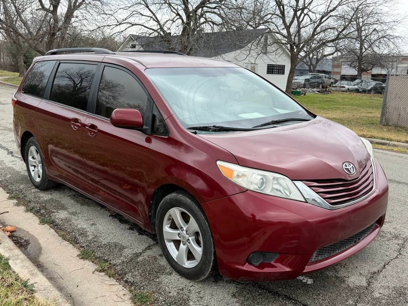 2015 Toyota Sienna - Image 1