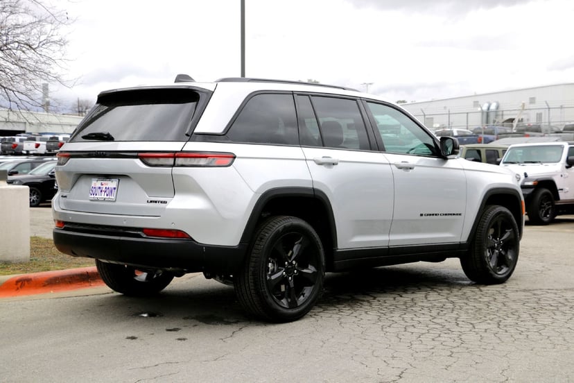 2025 Jeep Grand Cherokee - Image 2