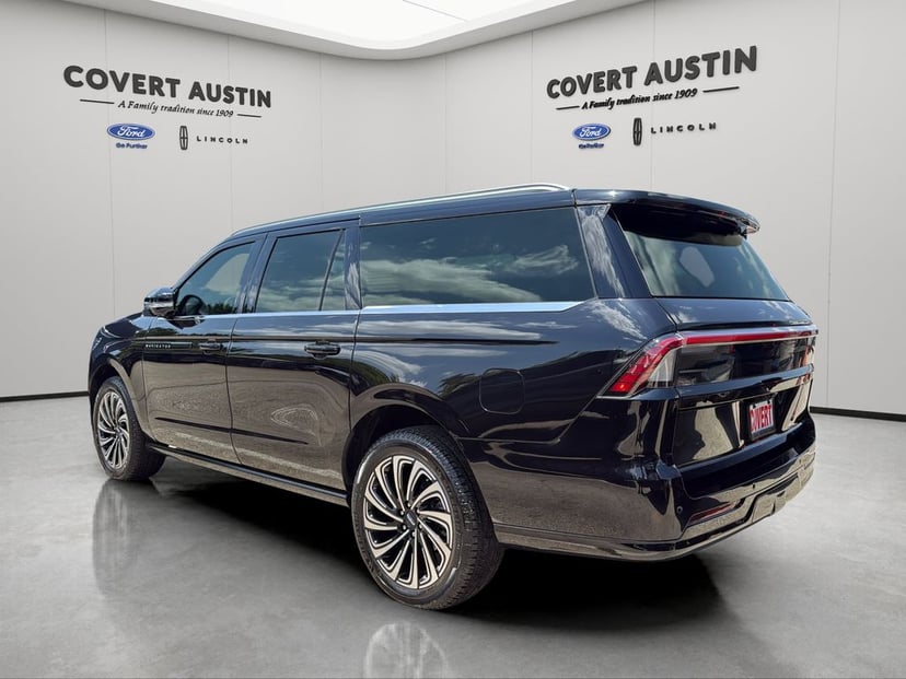 2025 Lincoln Navigator L - Image 2