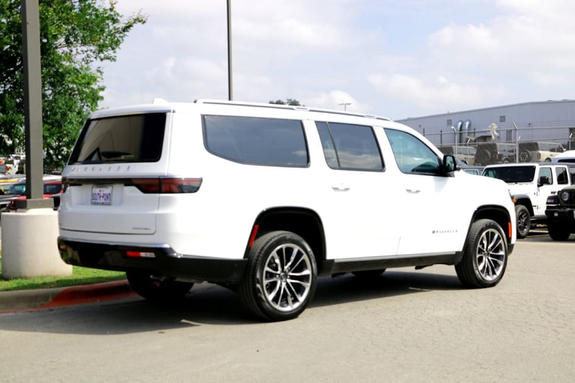 2023 Jeep Wagoneer - Image 3