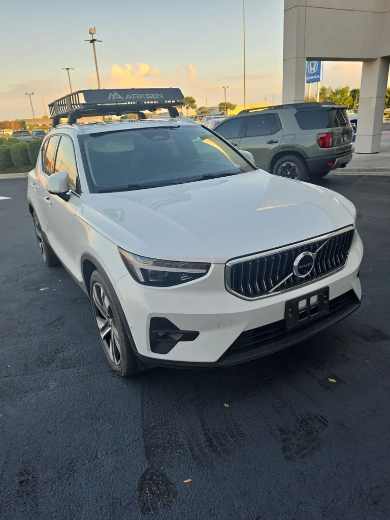 2023 Volvo XC40 - Image 1