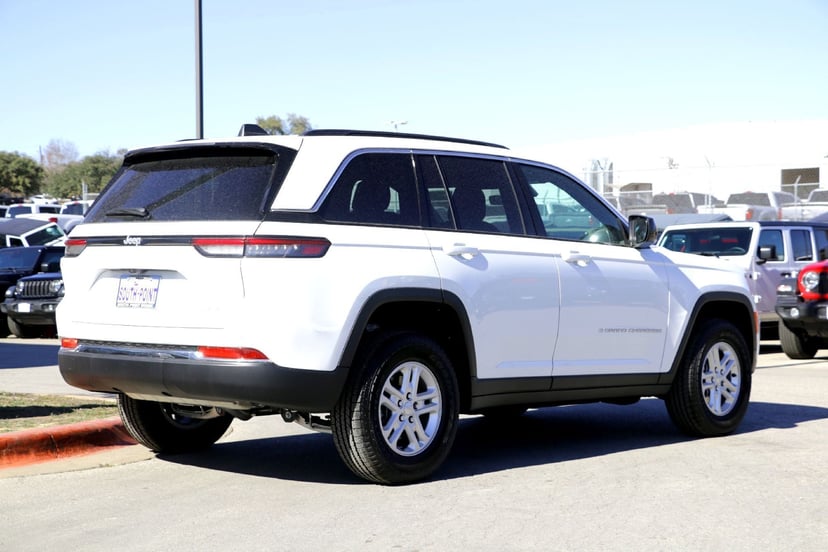 2025 Jeep Grand Cherokee Laredo - Image 3