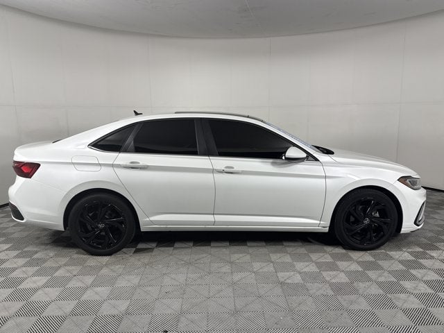 2025 Volkswagen Jetta - Image 2