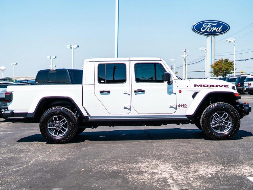 2025 Jeep Gladiator - Image 2