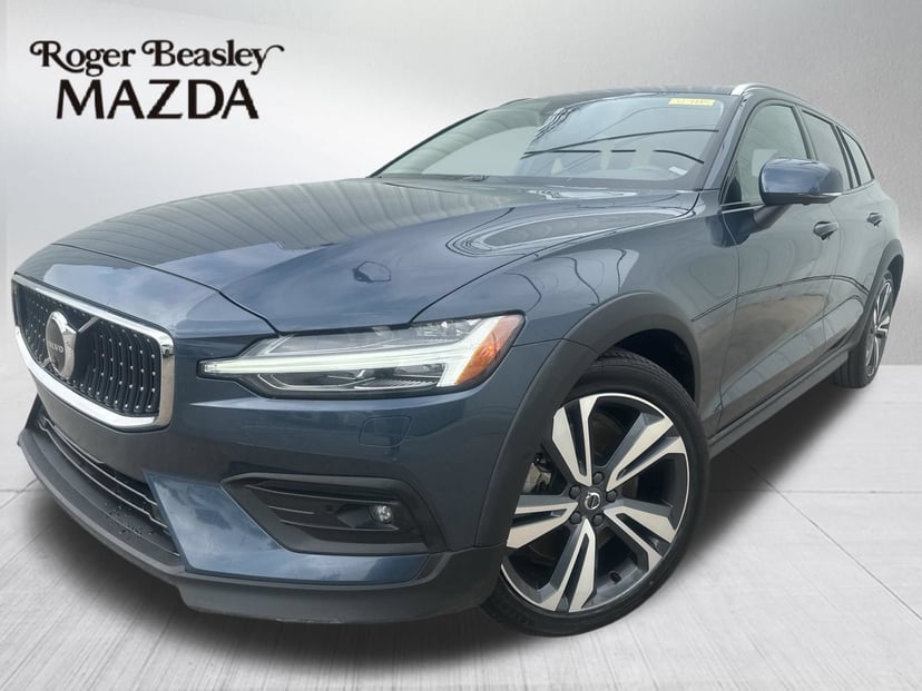 2025 Volvo V60CC - Image 2