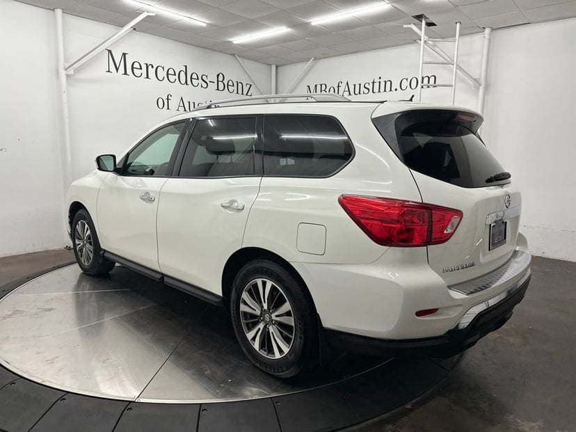 2017 Nissan Pathfinder - Image 3