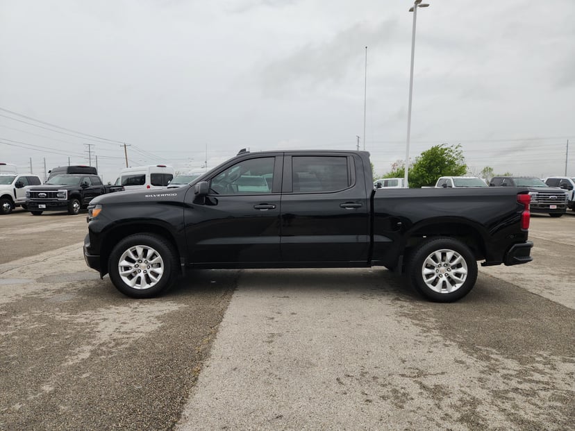 2025 Chevrolet Silverado - Image 3