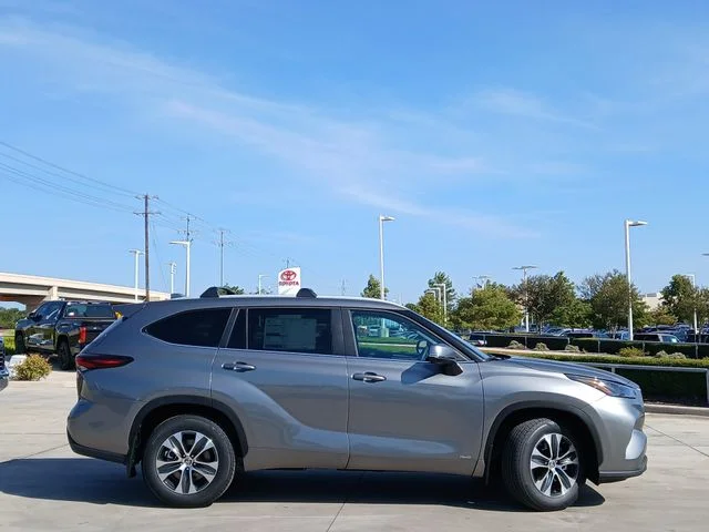 2026 Toyota Highlander - Image 2