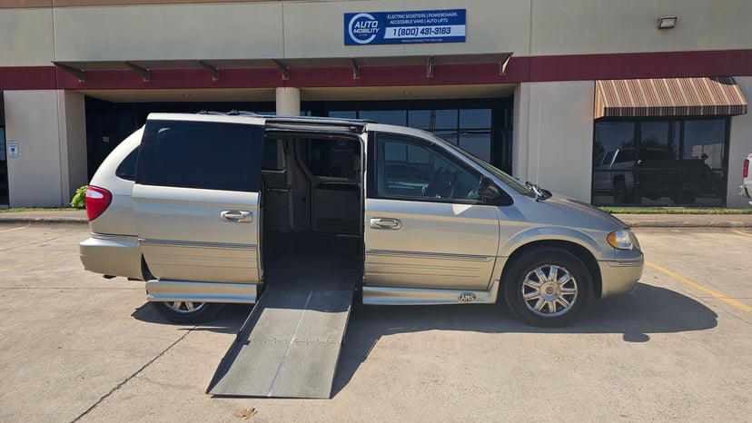 2005 Chrysler Town And Country - Image 1