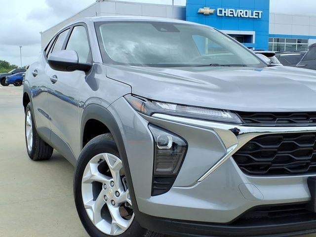2025 Chevrolet Trax - Image 2