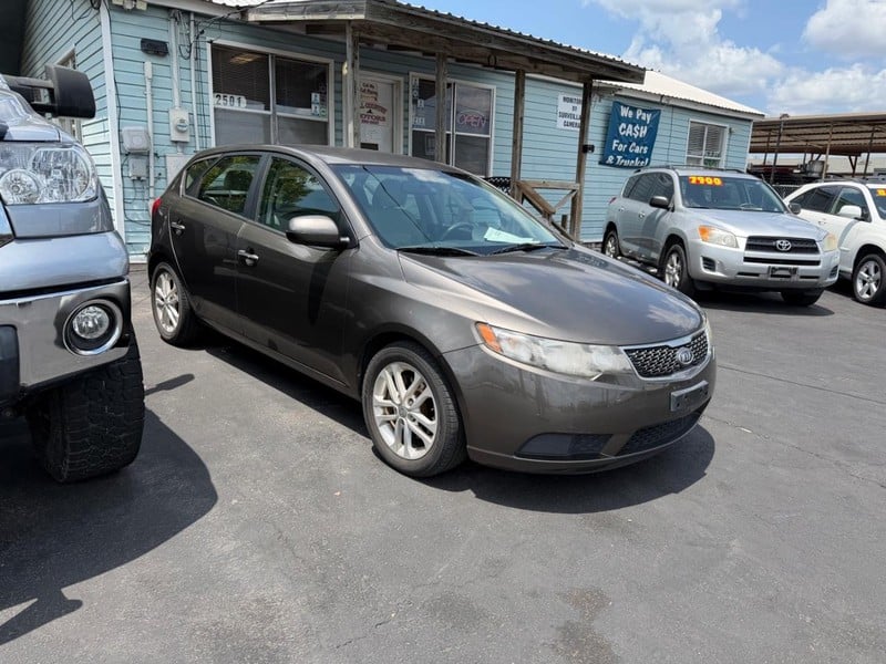 2011 Kia Forte 5-Door - Image 2