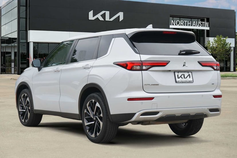 2023 Mitsubishi Outlander - Image 3