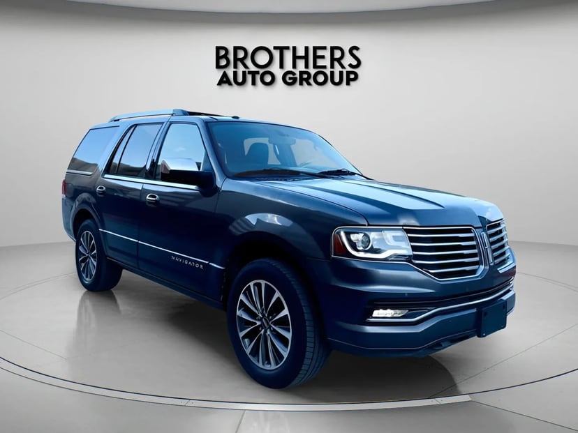 2016 Lincoln Navigator - Image 2
