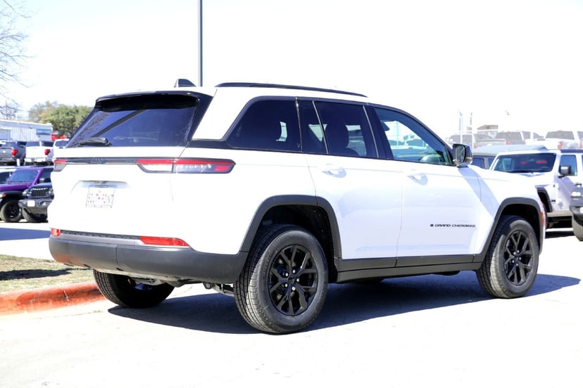 2026 Jeep Grand Cherokee Laredo Altitude - Image 3
