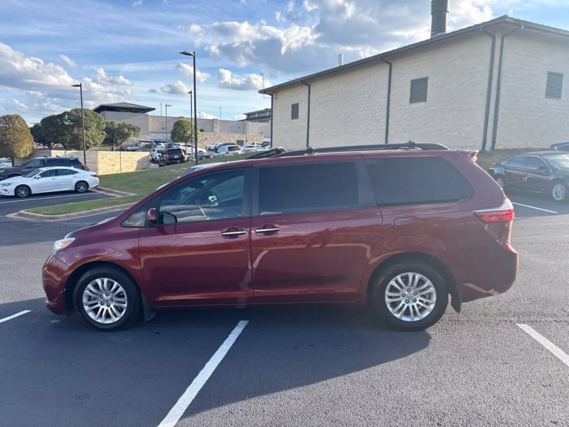 2017 Toyota Sienna - Image 1