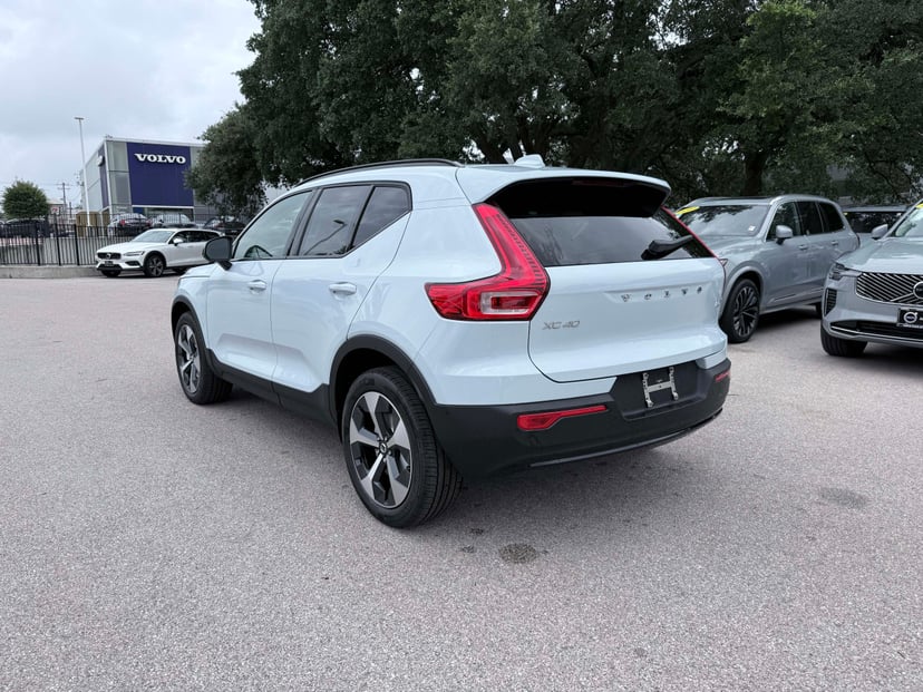 2026 Volvo XC40 - Image 2