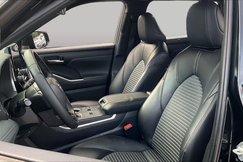 2023 Toyota Highlander - Image 2
