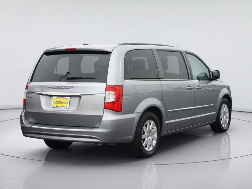 2016 Chrysler Town and Country - Image 3