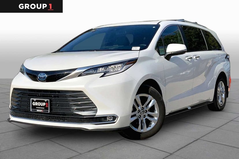 2025 Toyota Sienna - Image 1