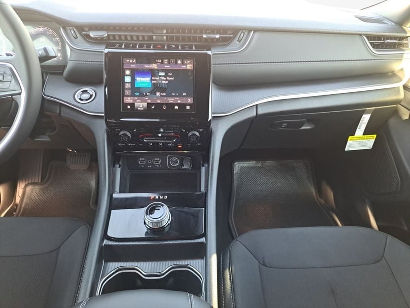 2025 Jeep Grand Cherokee - Image 2