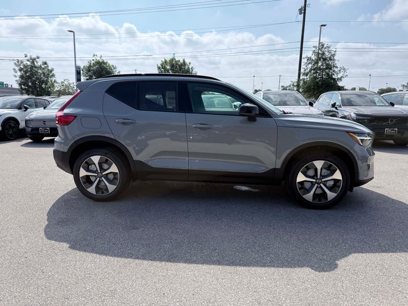 2026 Volvo XC40 - Image 3