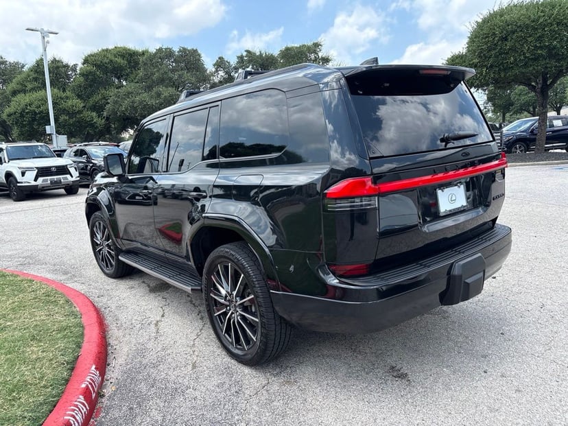 2024 Lexus GX - Image 3