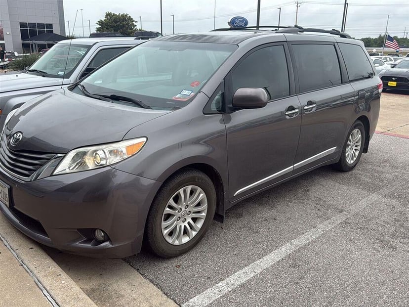 2013 Toyota Sienna - Image 1