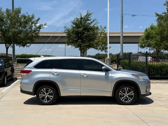 2017 Toyota Highlander - Image 2