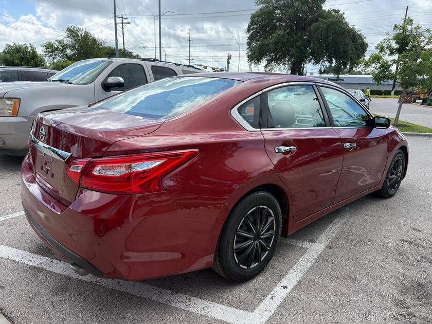 2017 Nissan Altima - Image 2
