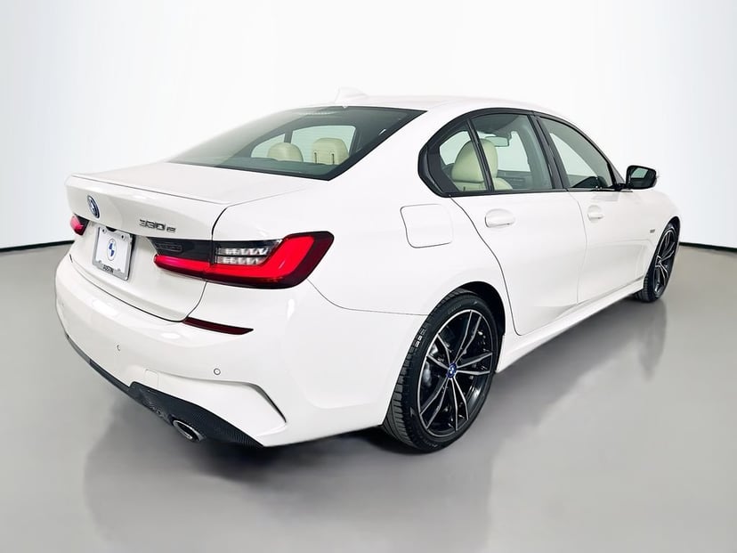 2022 BMW 3 Series - Image 3