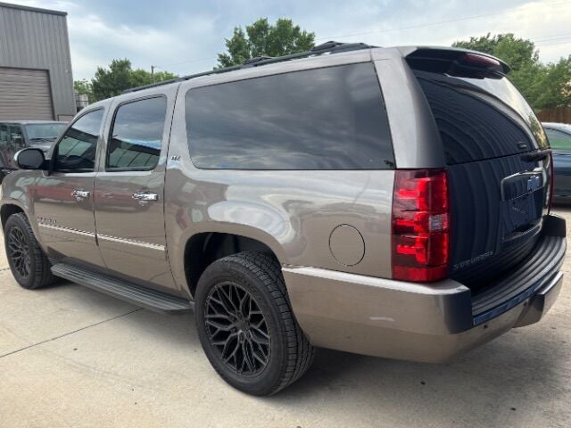 2014 Chevrolet Suburban 1500 - Image 2