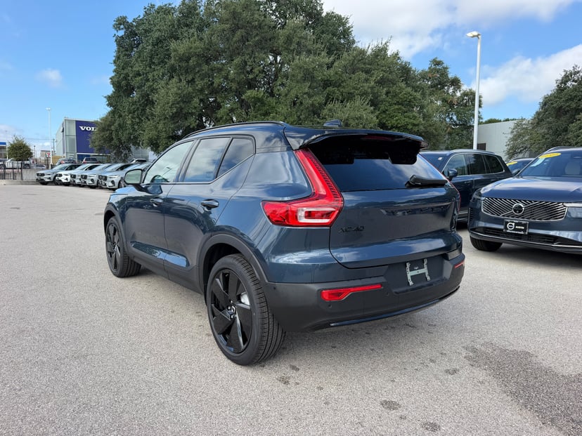2026 Volvo XC40 - Image 3