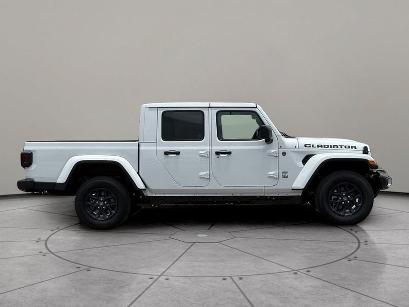 2026 Jeep Gladiator - Image 2