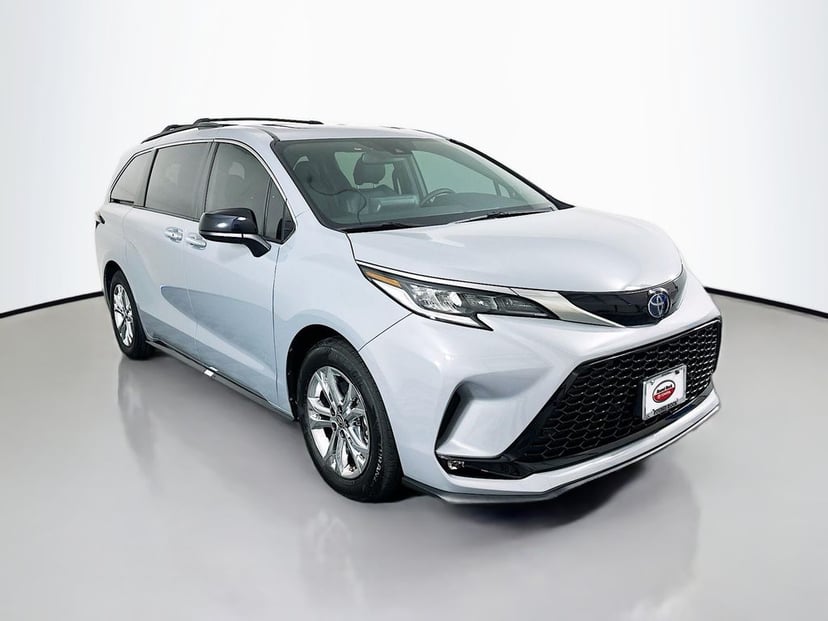 2023 Toyota Sienna - Image 2