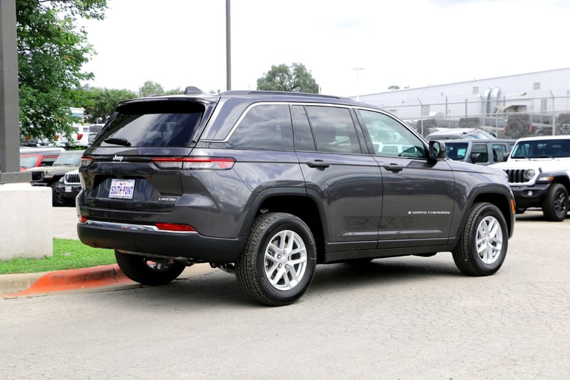 2026 Jeep Grand Cherokee Laredo - Image 2